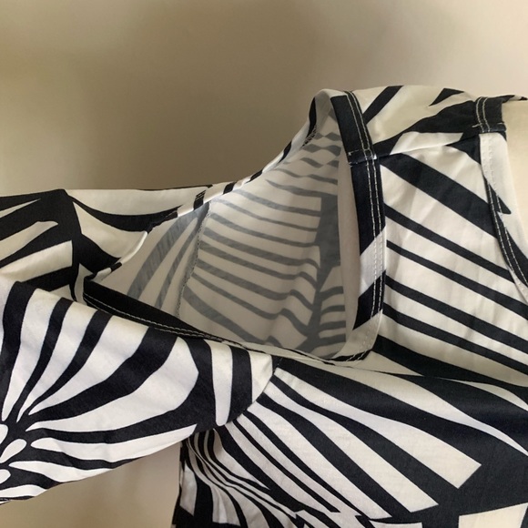 Cold shoulder tunic blouse black and white print - Picture 2 of 2